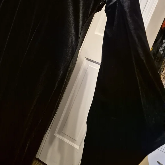 Elegant Black Dress with Lace Details - Picture 4 of 9